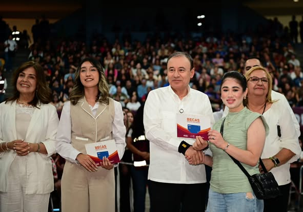  Sonora; 28 de mayo de 2025.-Entrega de becas a estudiantes universitarios en Hermosillo