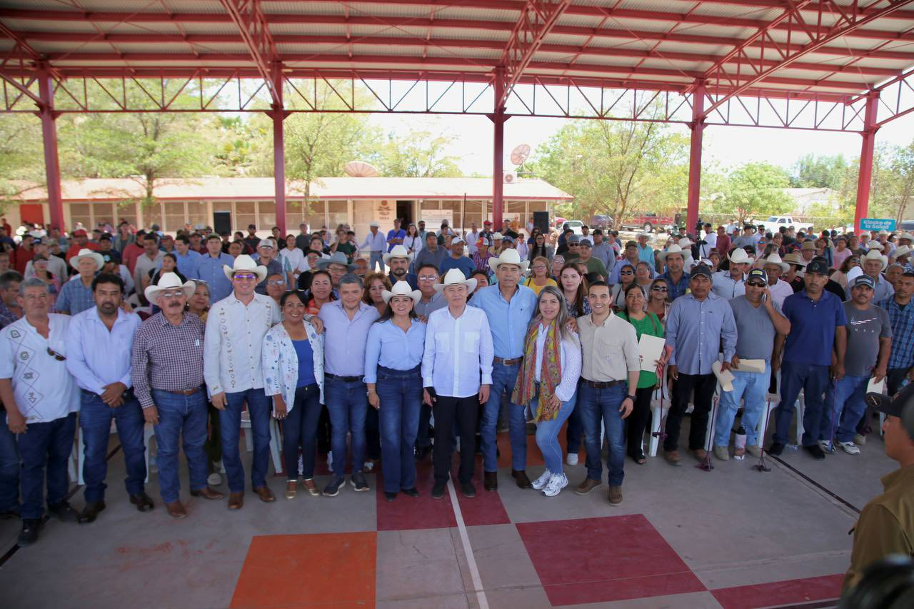 Sonora; 11 de junio del 2025.-El Gobierno de Sonora, encabezado por el gobernador Alfonso Durazo, apoya a pequeños ganaderos del sur con más de 55 mdp en alimento y maquinaria para caminos rurales