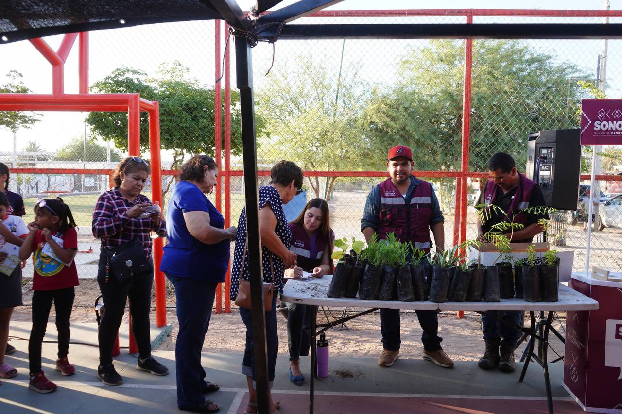 Sonora; 14 de junio del 2025.-El Gobierno del Estado de Sonora, con el impulso del gobernador Alfonso Durazo, acerca apoyos y trámites gratuitos a las familias del parque Solidaridad en Hermosillo mediante la Feria de Servicios 