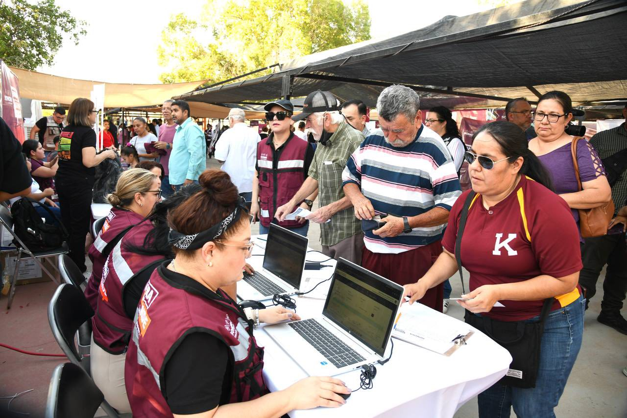  Sonora; 18 de junio del 2025.-El Gobierno de Sonora, con el impulso del gobernador Alfonso Durazo, acerca apoyos y trámites gratuitos a las familias del Parque Circunvalación Coloso en Hermosillo