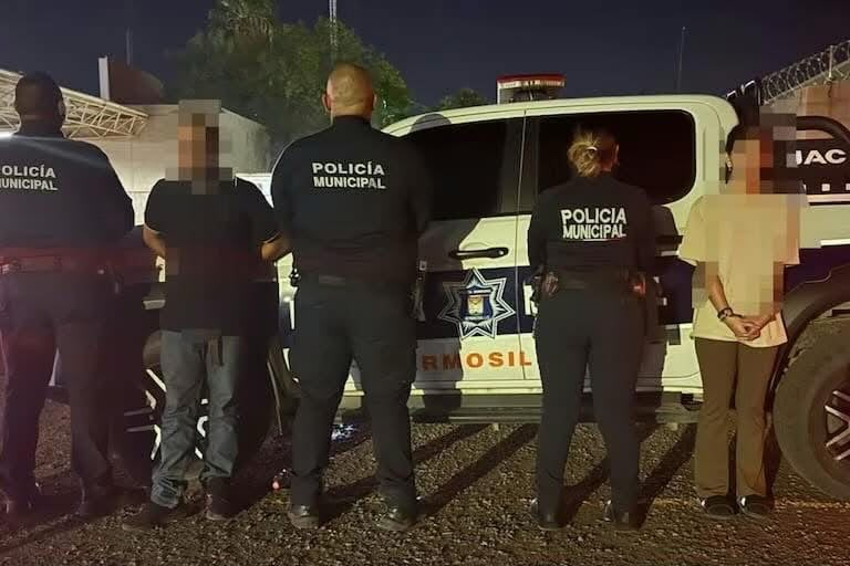 Hermosillo, Sonora 20 Octubre 2026.-🚨🚔 &iexcl;DETIENEN A DOS PERSONAS EN HERMOSILLO; LES ASEGURAN ARMA Y 40 ENVOLTORIOS CON PRESUNTO CRYSTAL!