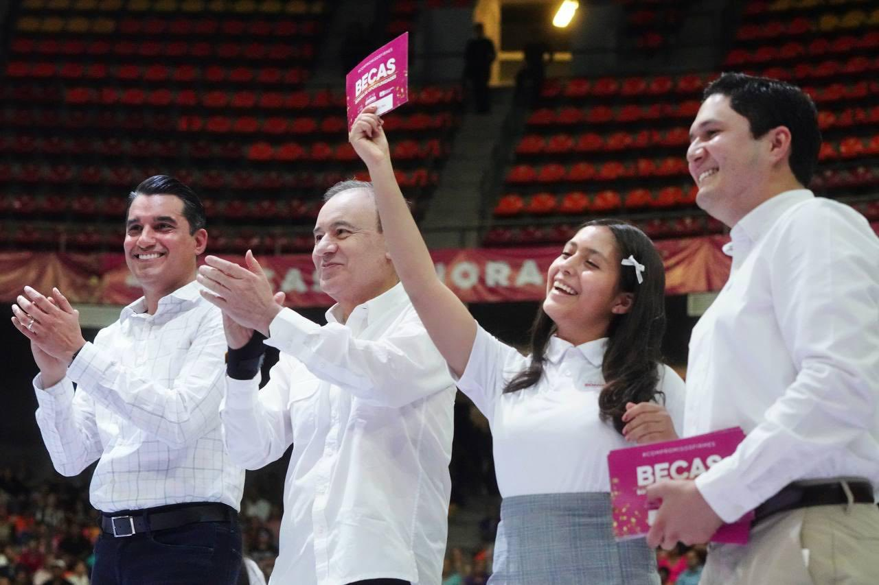 Sonora; 02 de julio del 2025.-El Gobierno de Sonora, encabezado por el gobernador Alfonso Durazo, entregó 7,767 Becas Sonora de Oportunidades a estudiantes de educación básica en Hermosillo