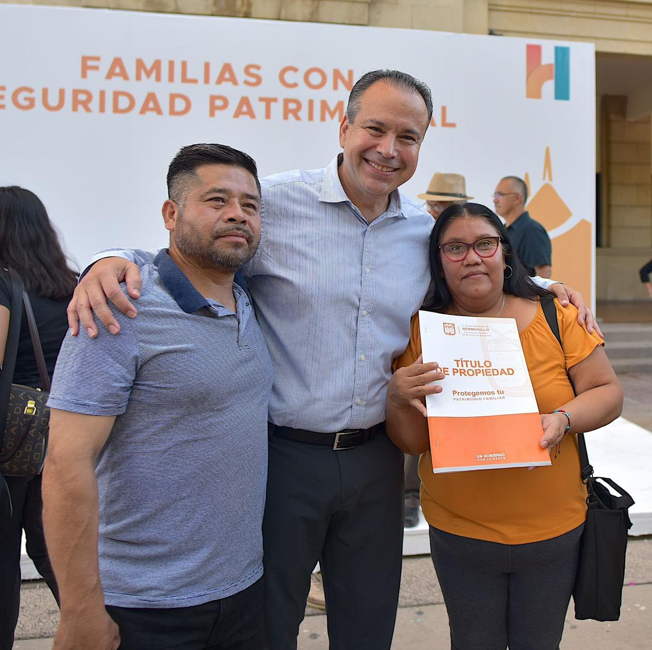 Hermosillo, Sonora; 10 de julio del 2025.-El Gobierno de Hermosillo entrega títulos de propiedad a 50 familias de 18 colonias, garantizando un futuro seguro