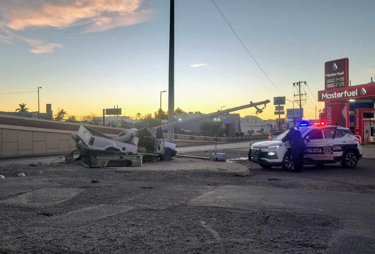 Hermosillo, Sonora; 24 de noviembre de 2024.-Accidente en Hermosillo: Conductor choca contra poste de CFE en Bulevar Solidaridad