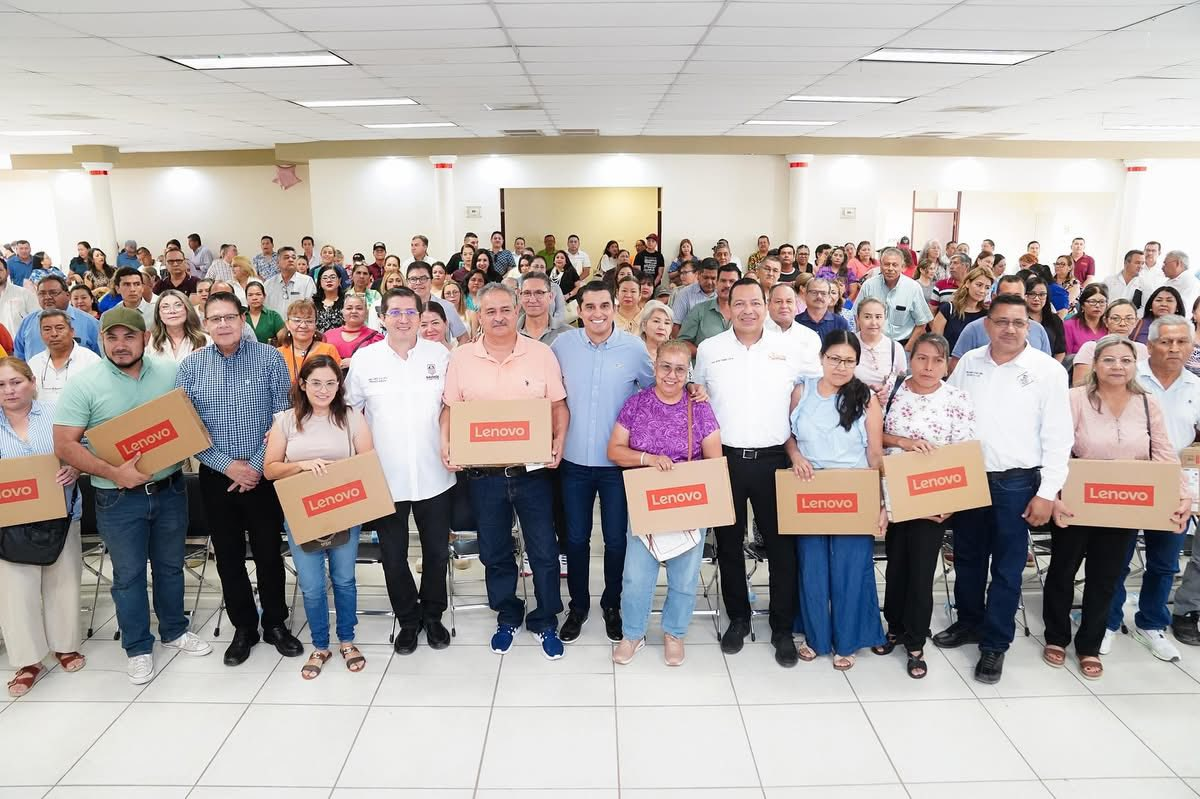  Sonora; 19 de julio del 2025.-Gobierno de Sonora entrega 200 equipos de cómputo a docentes de educación básica en Navojoa