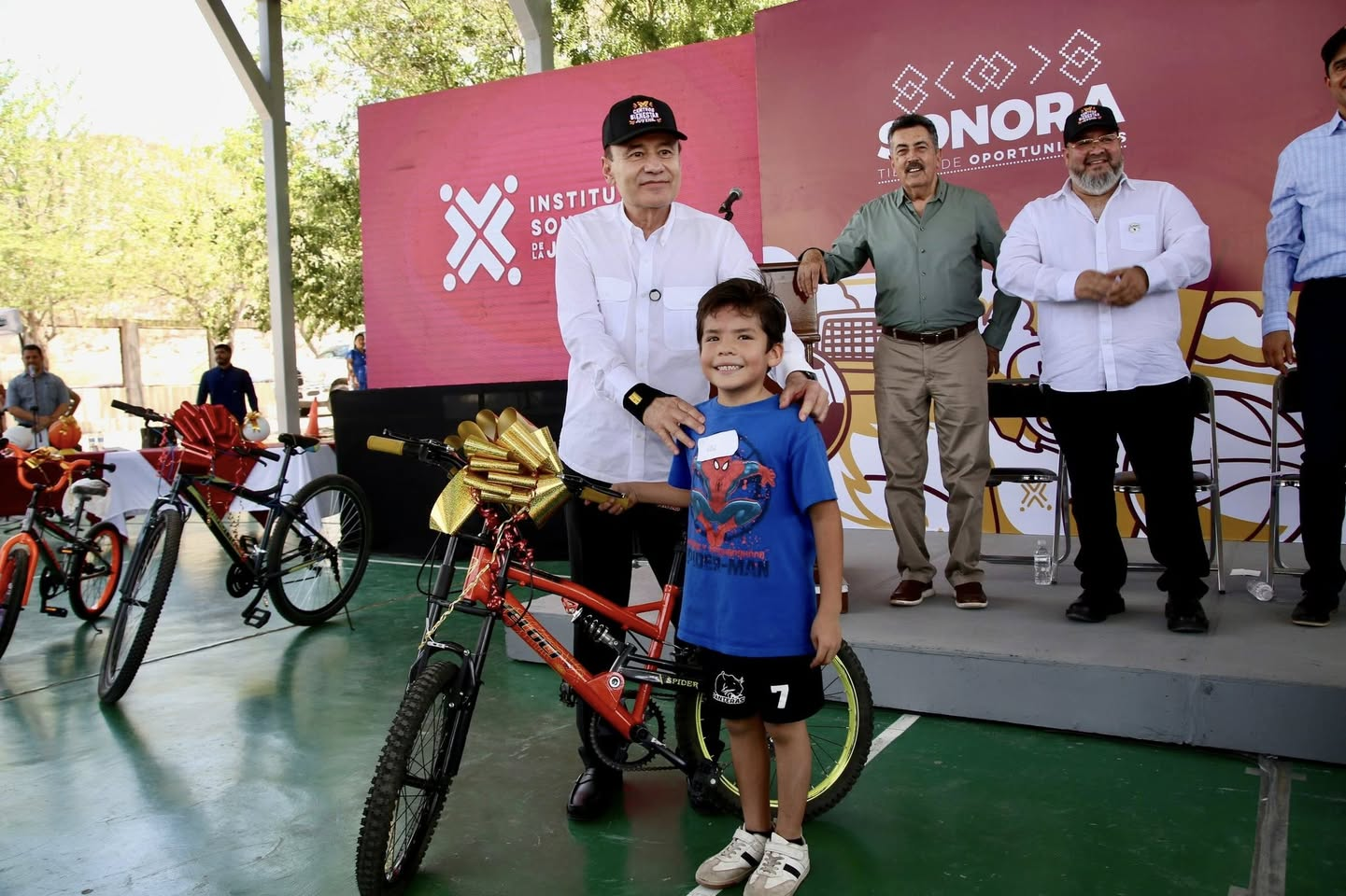  Sonora; 20 de julio del 2025.-Gobierno de Sonora cumple con nuestras infancias entregando bicicletas y kits de seguridad