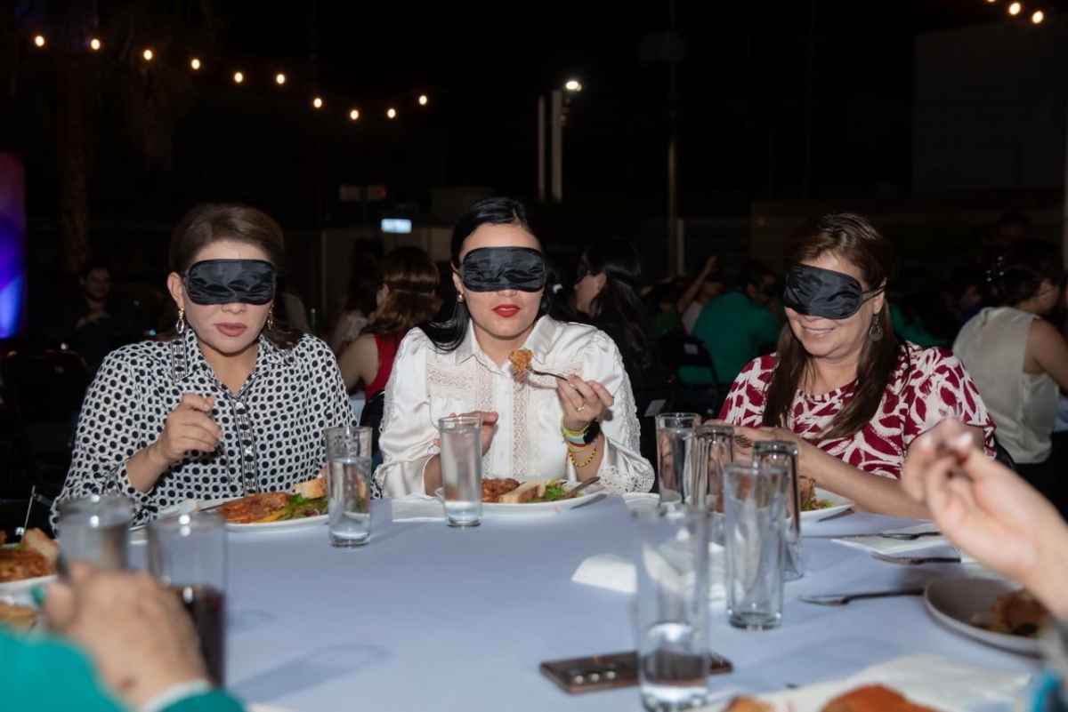 Hermosillo, Sonora; 11 de octubre de 2025.–Realiza Gobierno de Sonora “Cena a Ciegas” para sensibilizar sobre la discapacidad visual