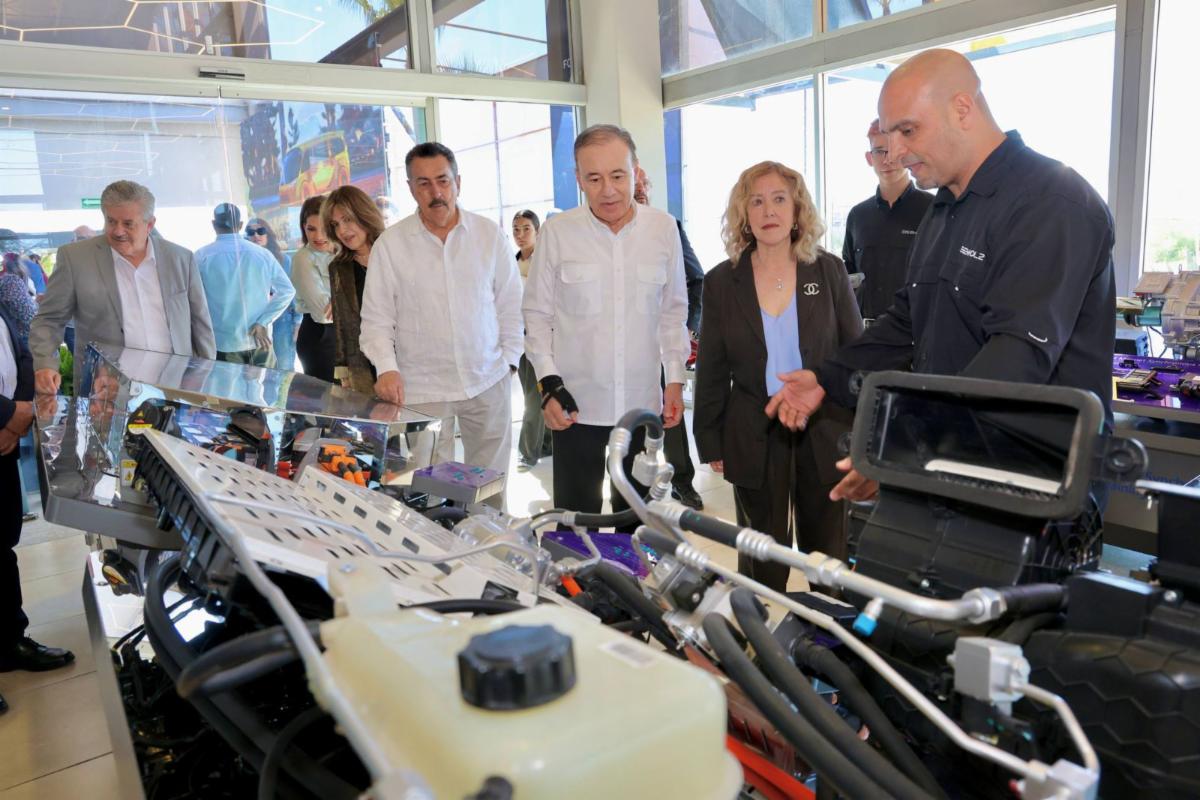   Hermosillo, Sonora; 26 de octubre de 2025.Gobernador Durazo coloca a Sonora en el mapa mundial de la electromovilidad con prototipo de vehículo eléctrico BMC