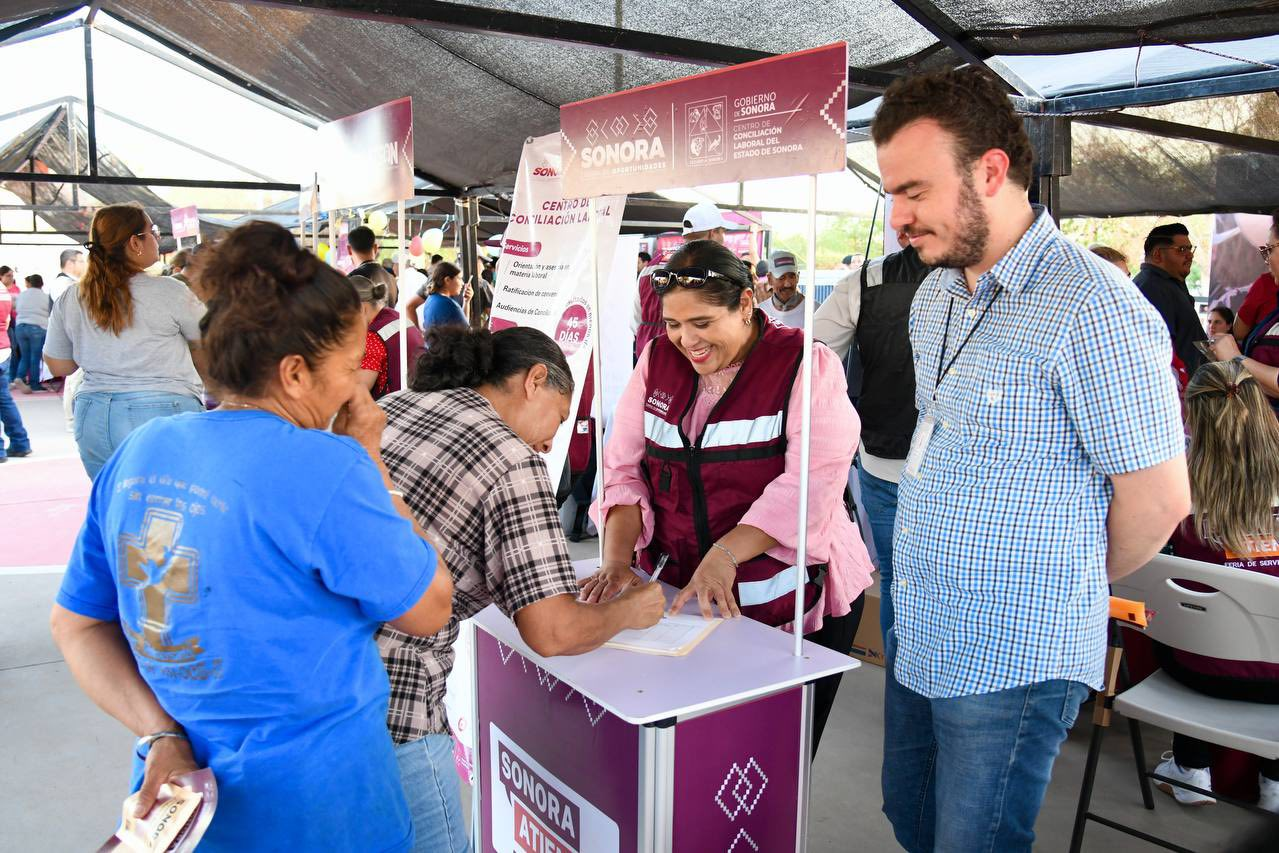 Sonora; 24 de junio del 2025.-El Gobierno de Sonora, bajo el liderazgo del gobernador Alfonso Durazo, acerca apoyos y trámites gratuitos a los vecinos del parque Palo Verde en Hermosillo